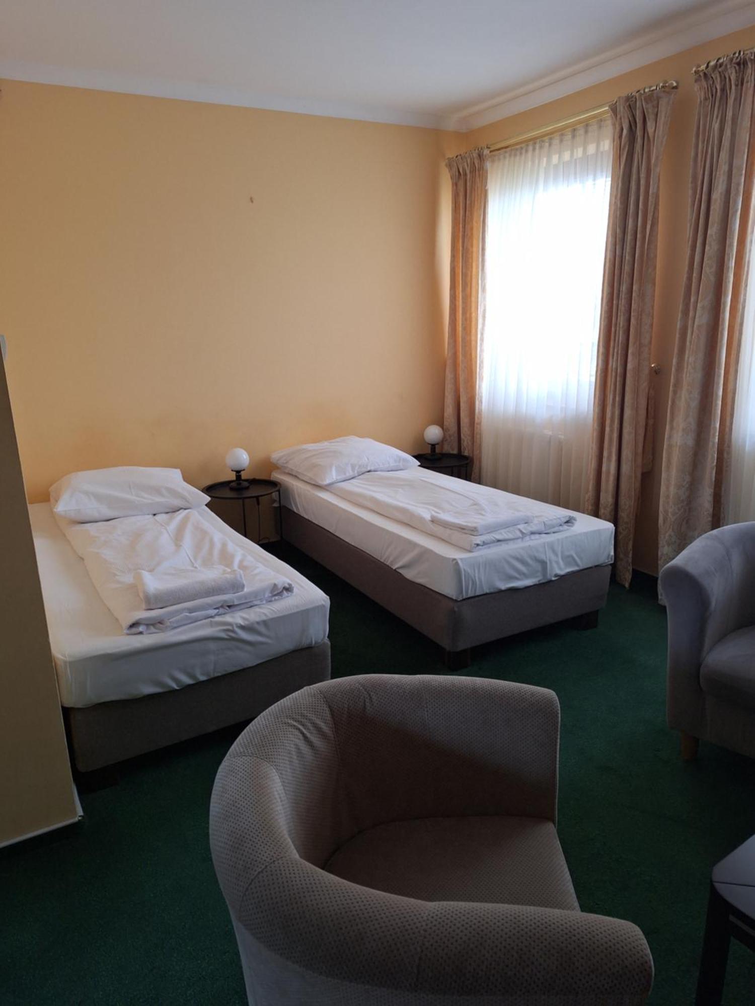 Hotel Malwa Ostrów Wielkopolski Esterno foto